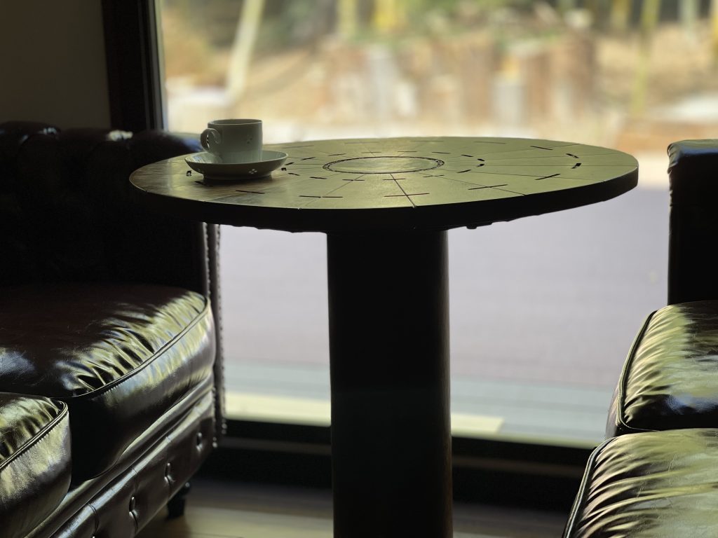 テーブルの上のコーヒー